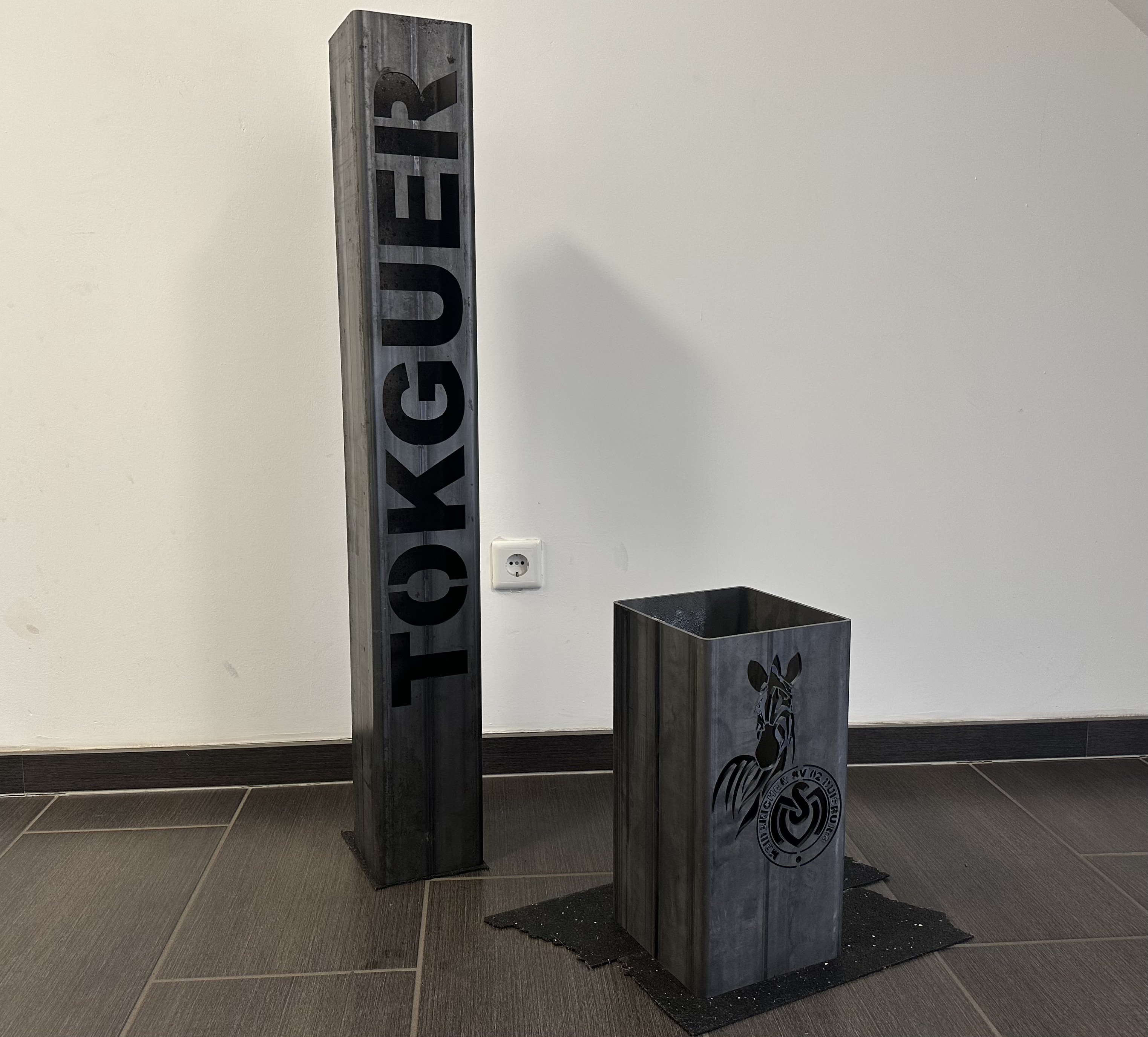 Individuelle Pfosten mit Namen und Logo